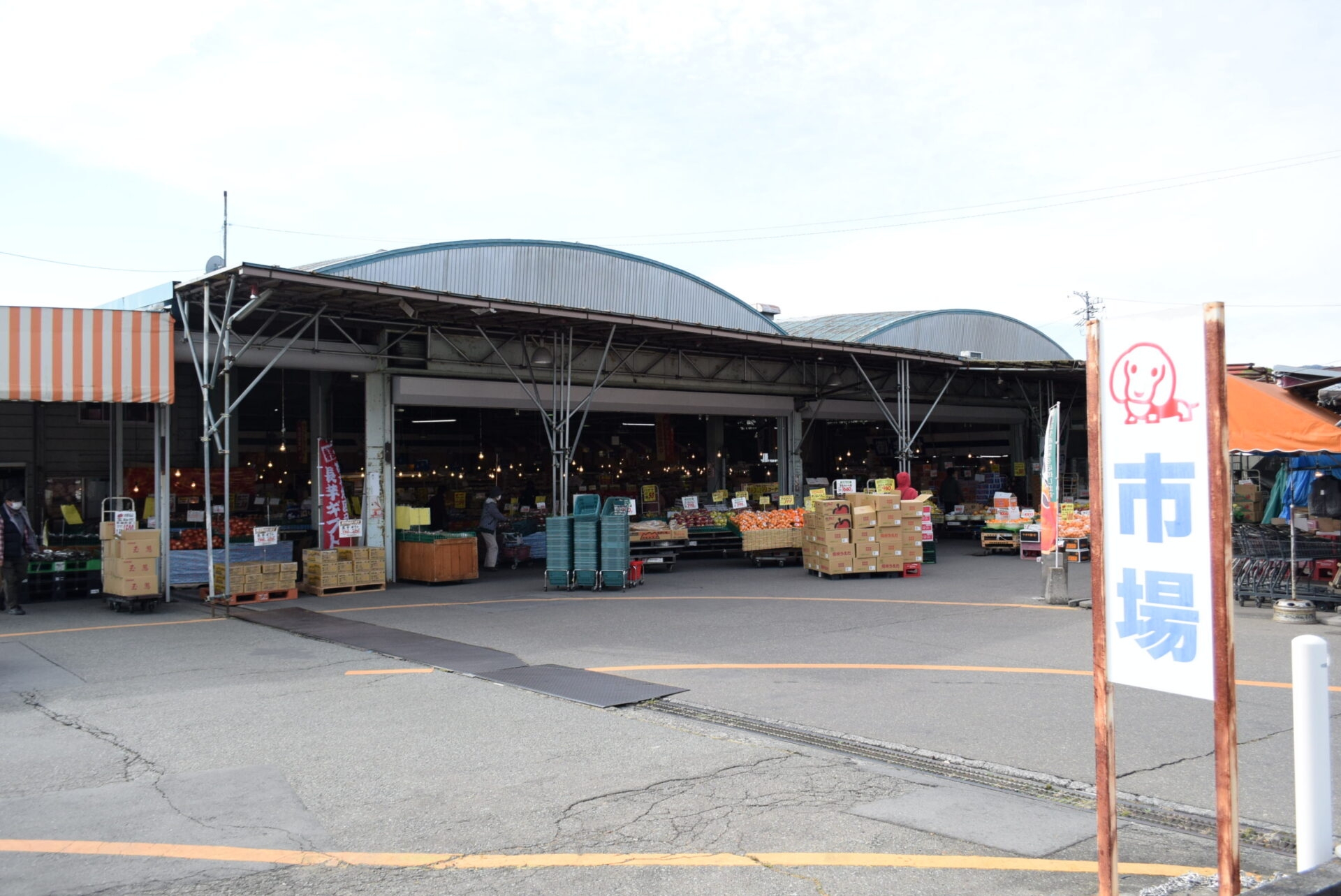 株式会社やおふく秋和店