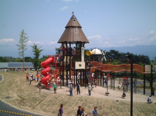 自然と遊びの宝箱。親子で楽しむ平成記念 かざこし子どもの森公園